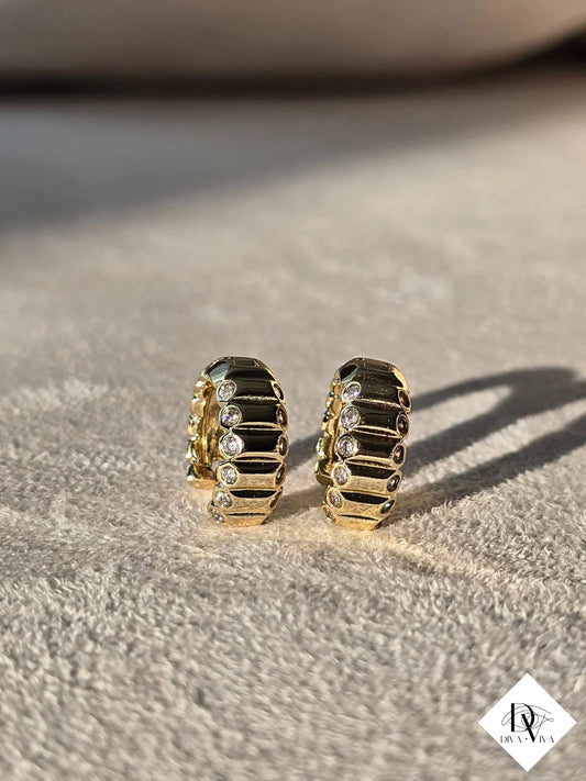 Glow Earrings – Gold Kaplama Zirkon Detaylı Küpe (KOD-303)