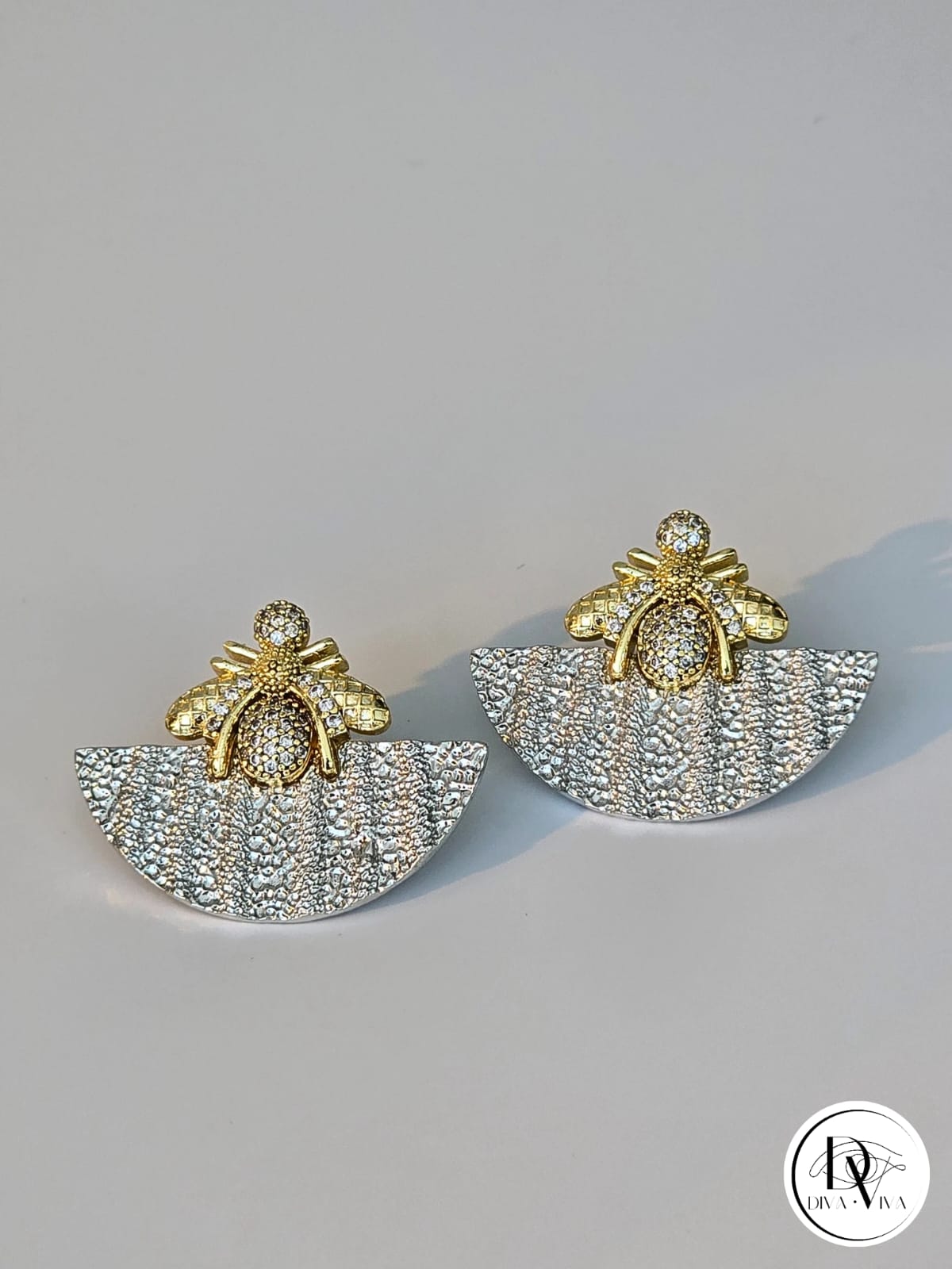 Glow Earrings – Gold Kaplama Zirkon Detaylı Arı Küpe (KOD-318)