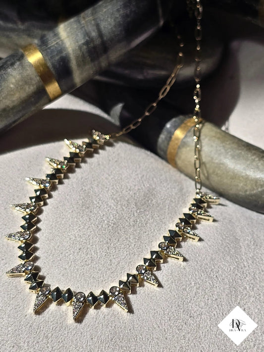 Lyra - Üçgen Diken Zirkon Detaylı Kolye (KOD-301)