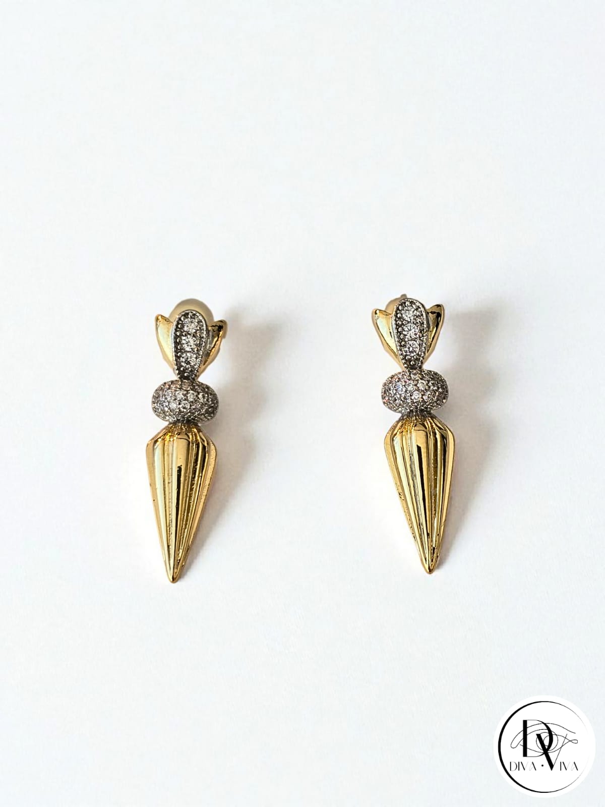 Glow Earrings – Gold Kaplama Taş Detaylı Diken Küpe (KOD-324)