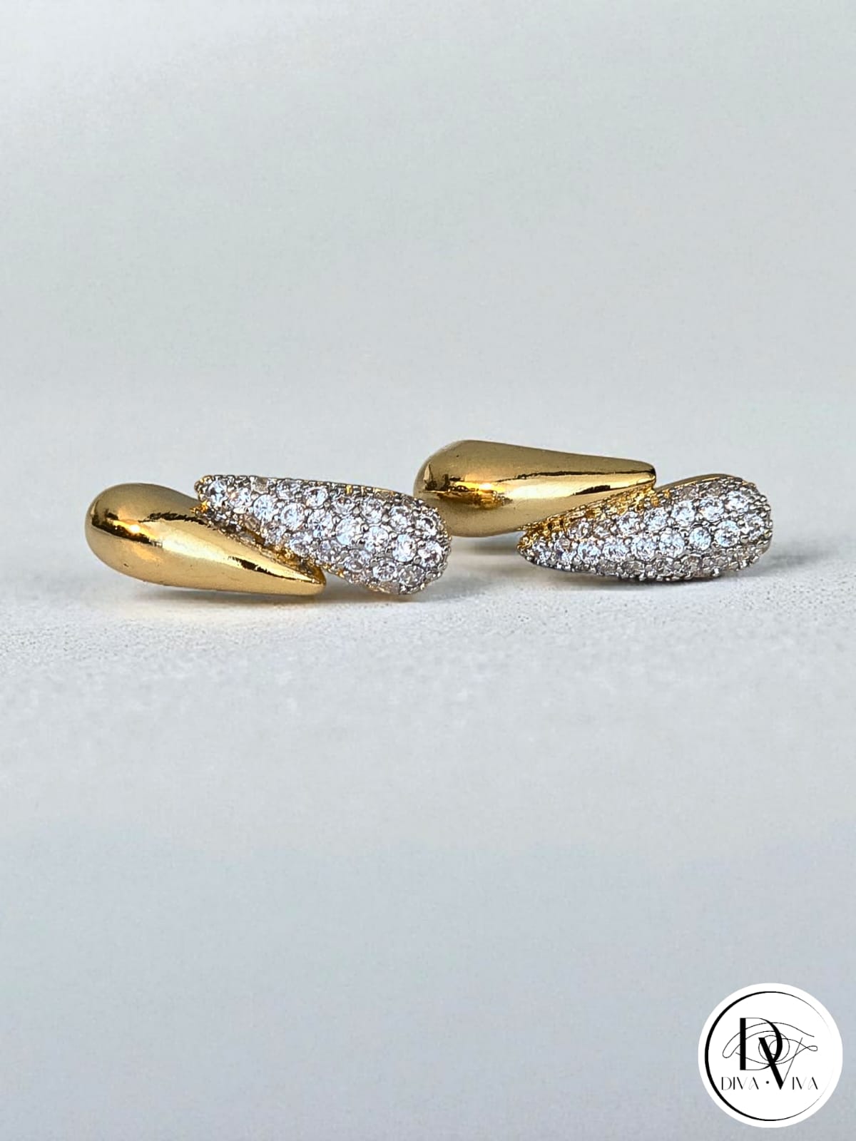 Glow Earrings – Gold Kaplama Sarmal Taş Detaylı Küpe (KOD-323)