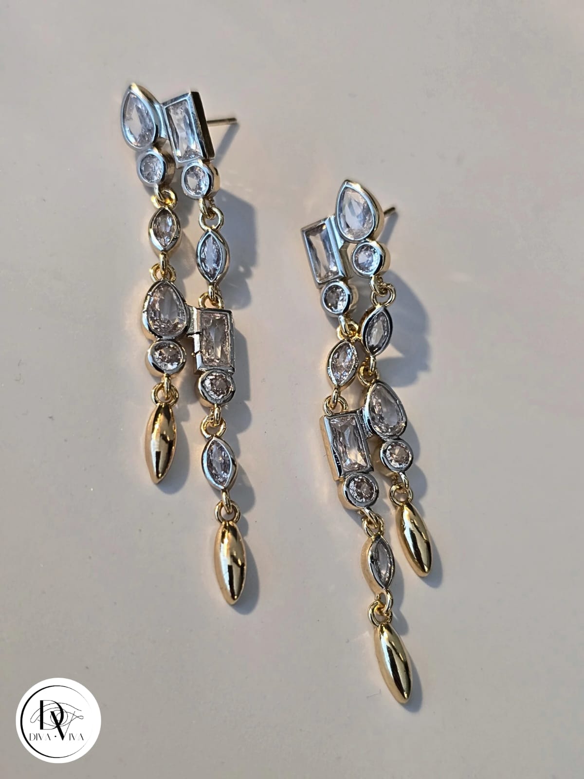 Glow Earrings – Gold Kaplama Sallantılı Taş Detaylı Küpe (KOD-342)