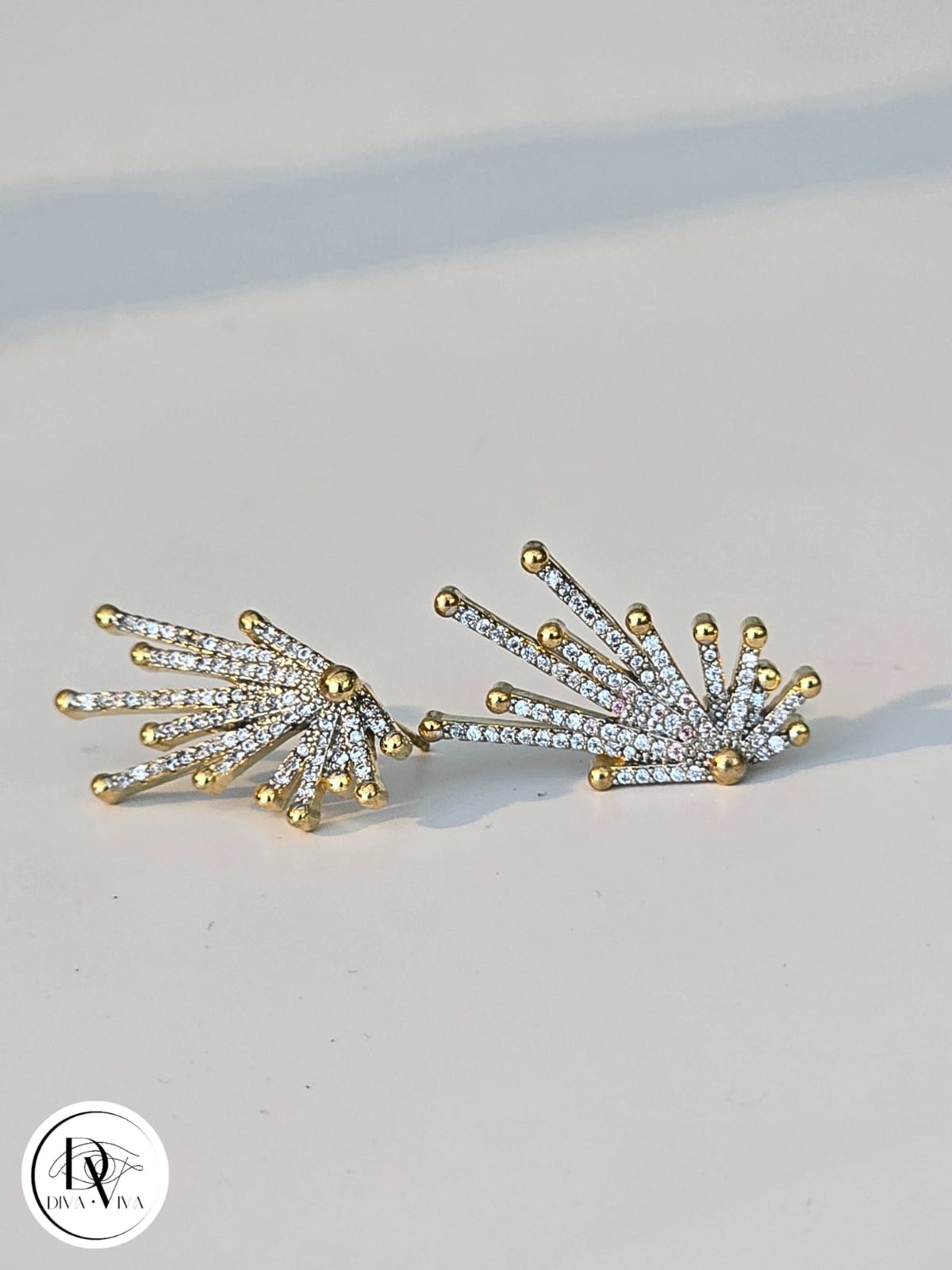 Glow Earrings – Gold Kaplama Taş Detaylı Küpe (KOD-333)