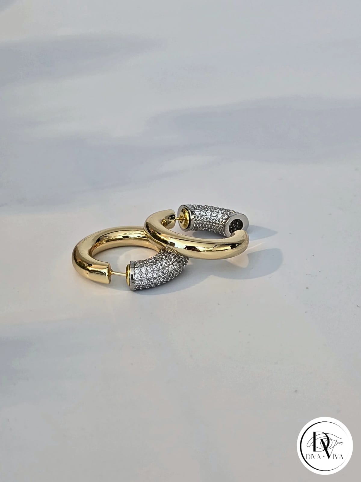 Glow Earrings – Gold Kaplama Taş Detaylı Küpe (KOD-358)