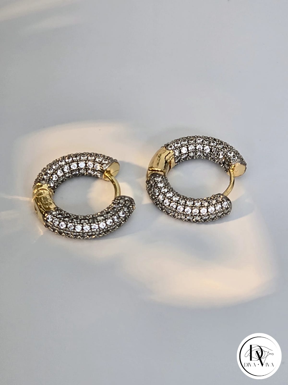 Glow Earrings – Gold Kaplama Taş Detaylı Küpe (KOD-352)