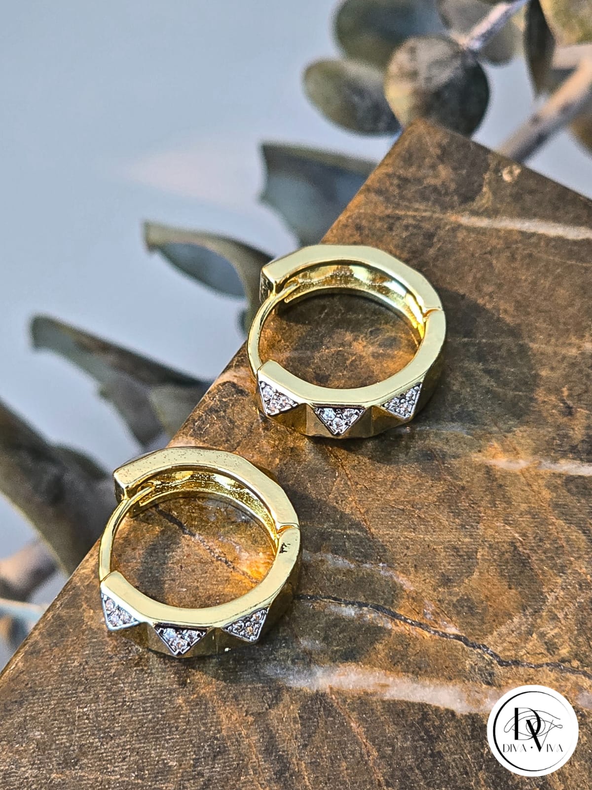 Glow Earrings – Gold Kaplama Taş Detaylı Küpe (KOD-331)