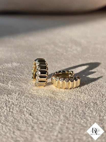 Glow Earrings – Gold Kaplama Zirkon Detaylı Küpe (KOD-303)