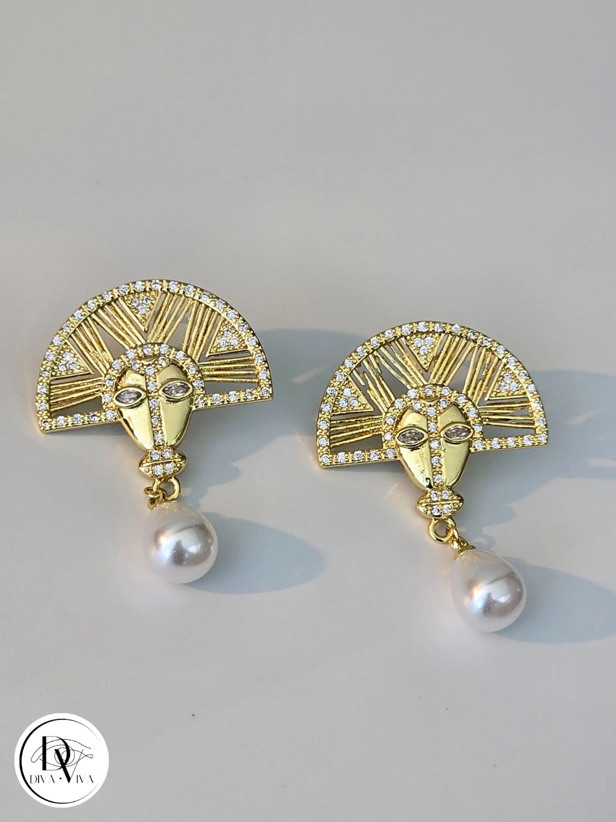 Glow Earrings – Gold Kaplama İnci Detaylı Küpe (KOD-319)