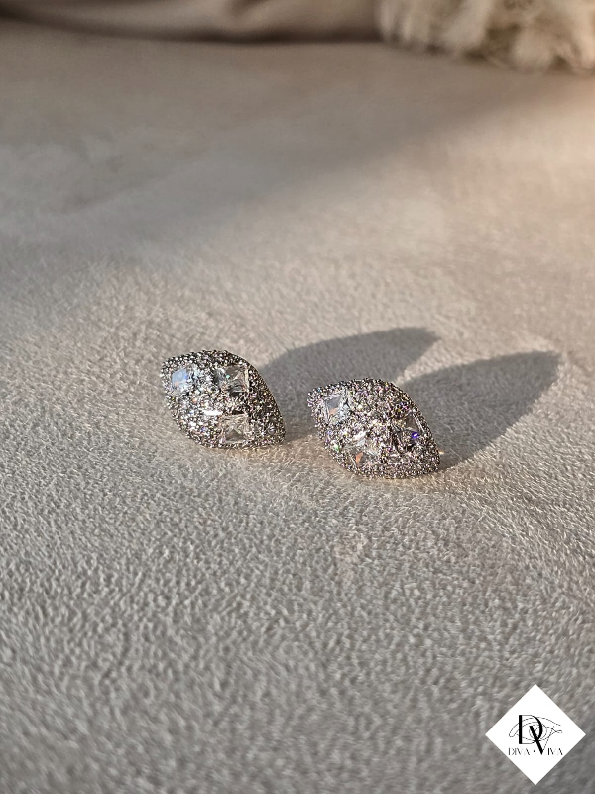 Glow Earrings – Zirkon Küpe (KOD-305)