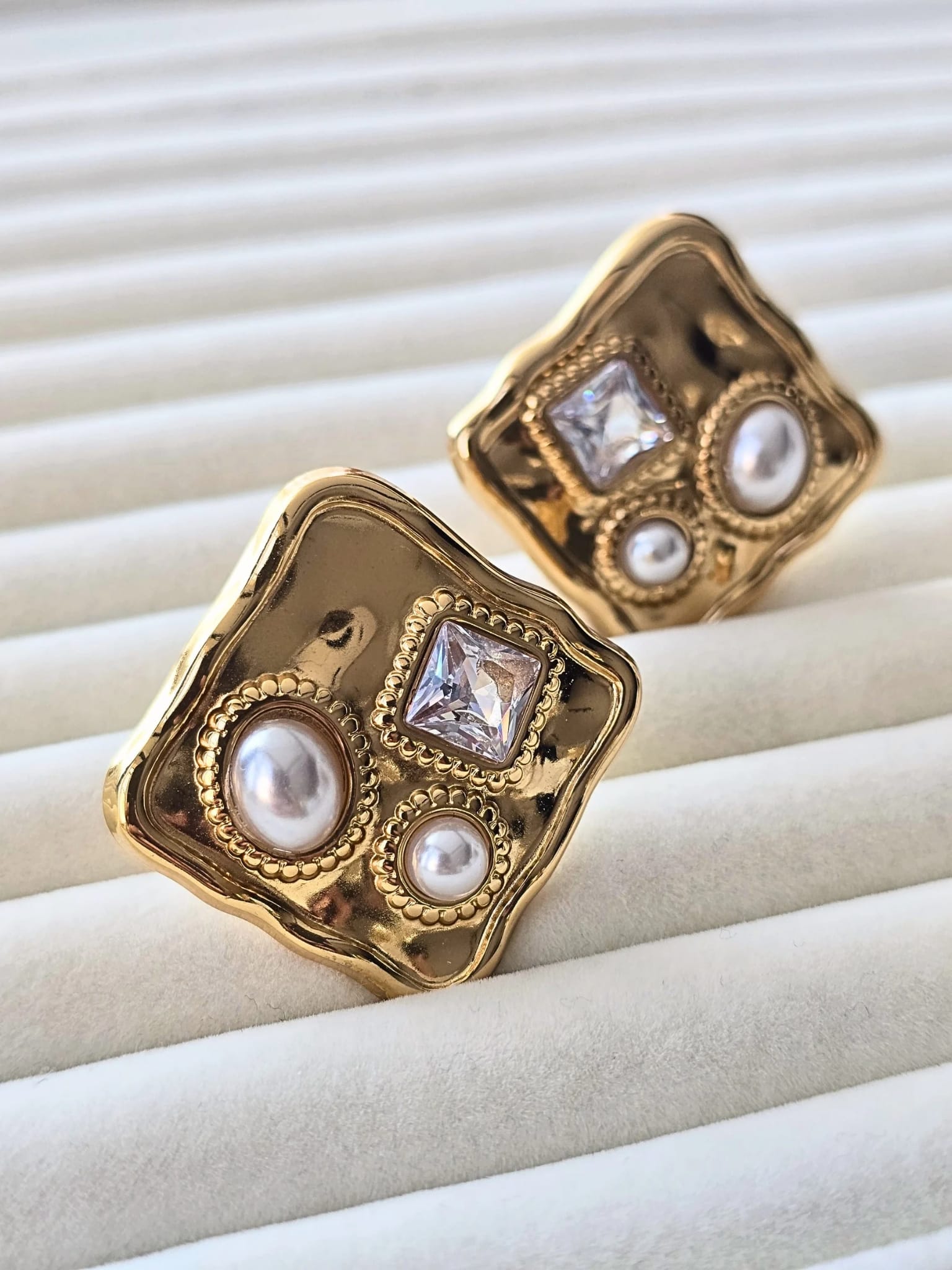Square Heritage – İnci ve Kristal Detaylı Vintage Çelik Küpe (KOD-463)