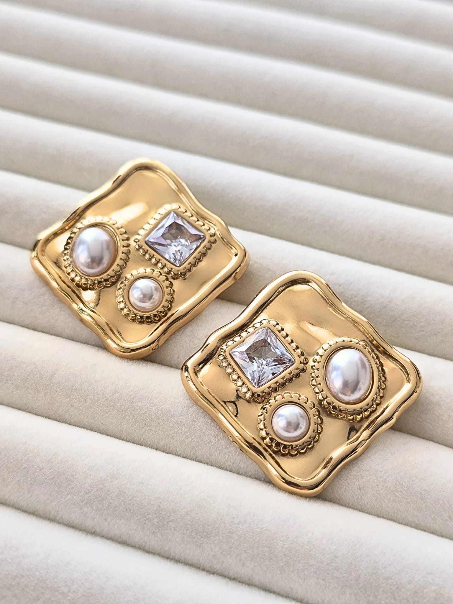 Square Heritage – İnci ve Kristal Detaylı Vintage Çelik Küpe (KOD-463)