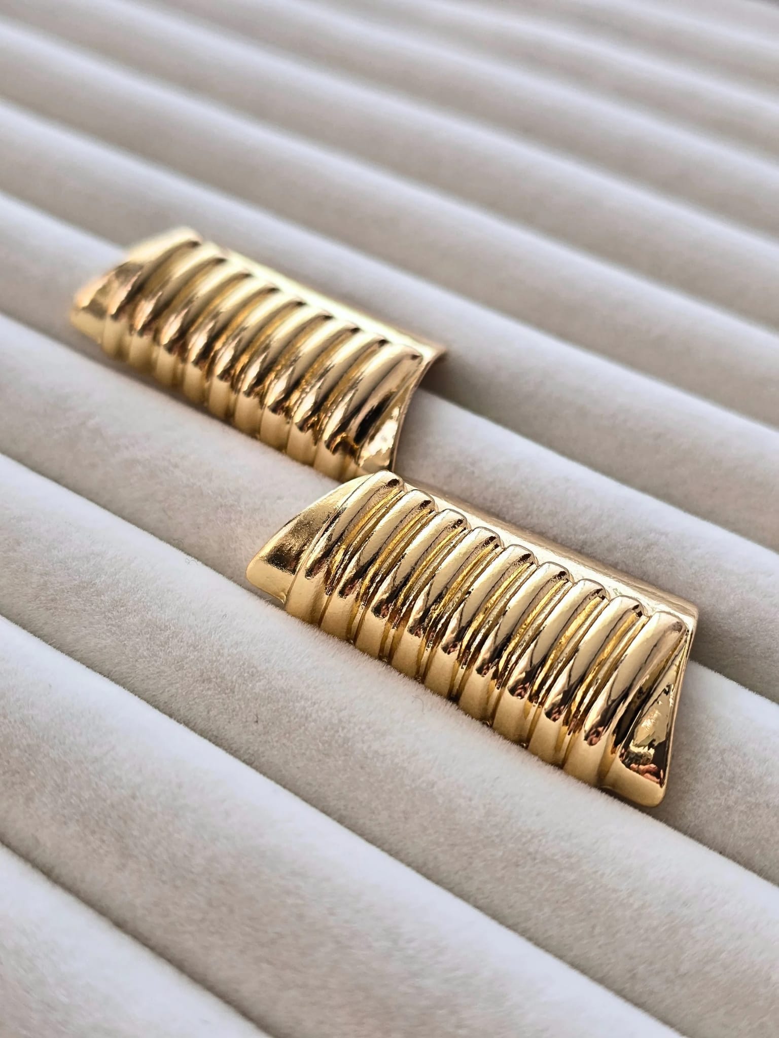 Ribbed Heritage – Vintage Tasarım Rodyum Kaplama Küpe (KOD-464)