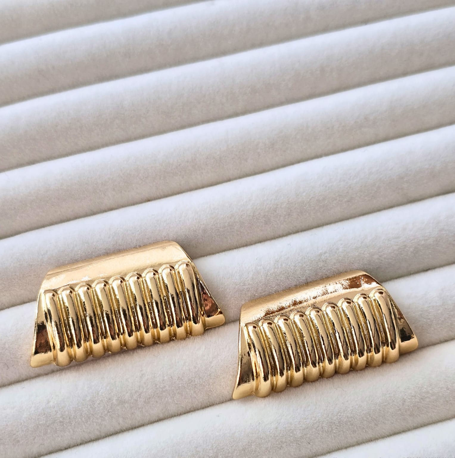 Ribbed Heritage – Vintage Tasarım Rodyum Kaplama Küpe (KOD-464)