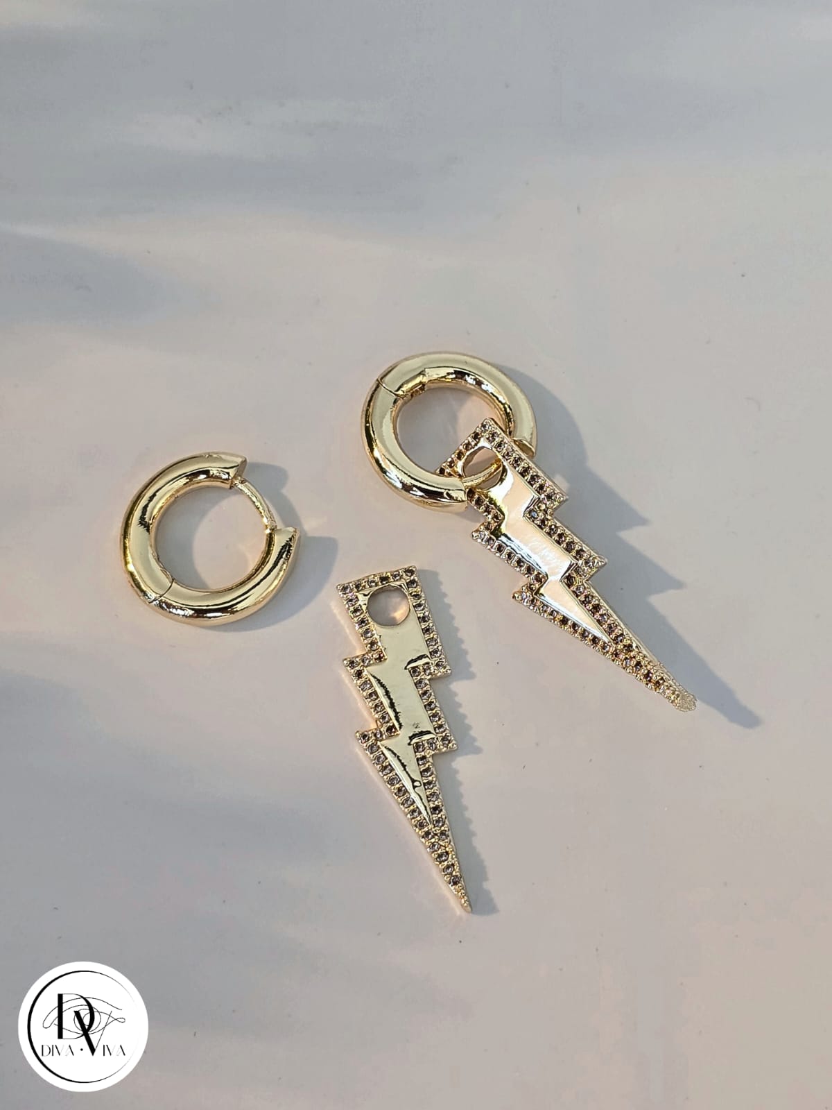 Glow Earrings – Gold Kaplama Taş Detaylı Küpe (KOD-360)