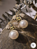 Glow Earrings – Gold Kaplama İnci Detaylı Arı Küpe (KOD-337)