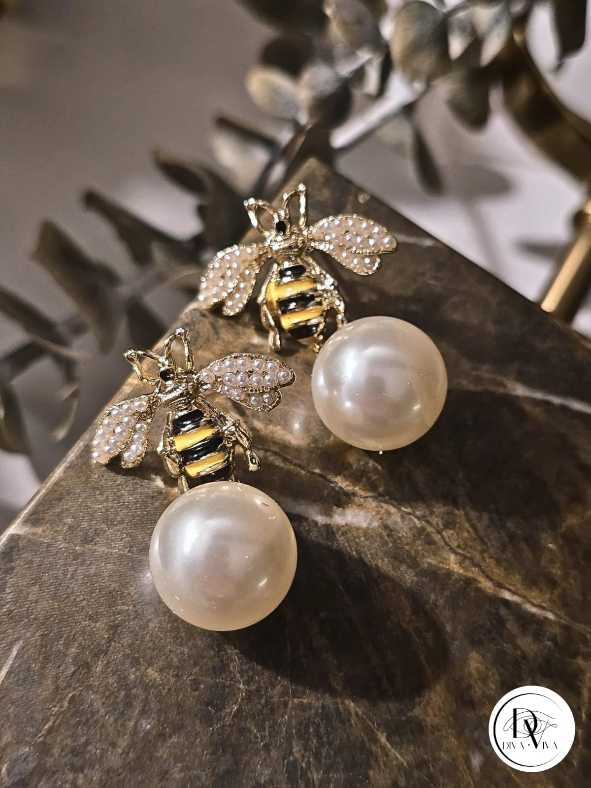 Glow Earrings – Gold Kaplama İnci Detaylı Arı Küpe (KOD-337)