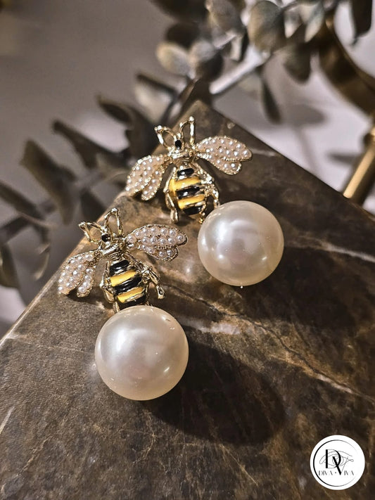 Glow Earrings – Gold Kaplama İnci Detaylı Arı Küpe (KOD-337)