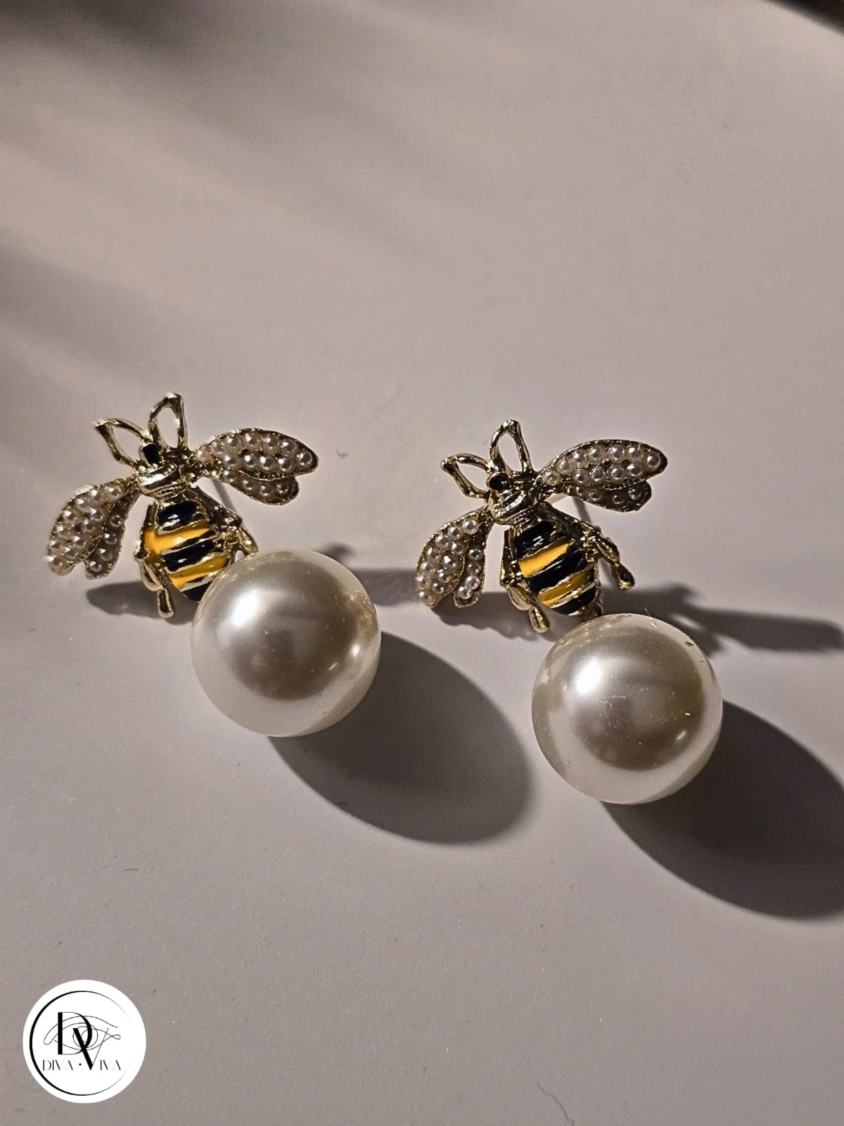 Glow Earrings – Gold Kaplama İnci Detaylı Arı Küpe (KOD-337)