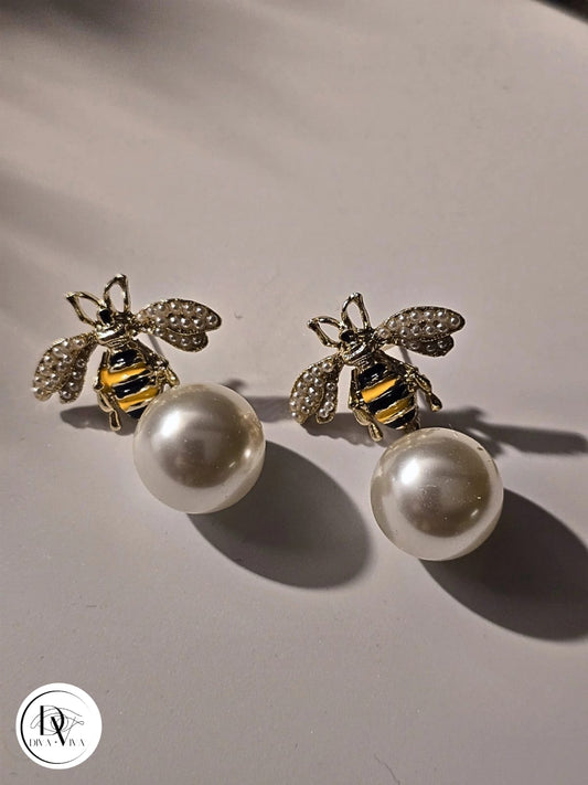 Glow Earrings – Gold Kaplama İnci Detaylı Arı Küpe (KOD-337)