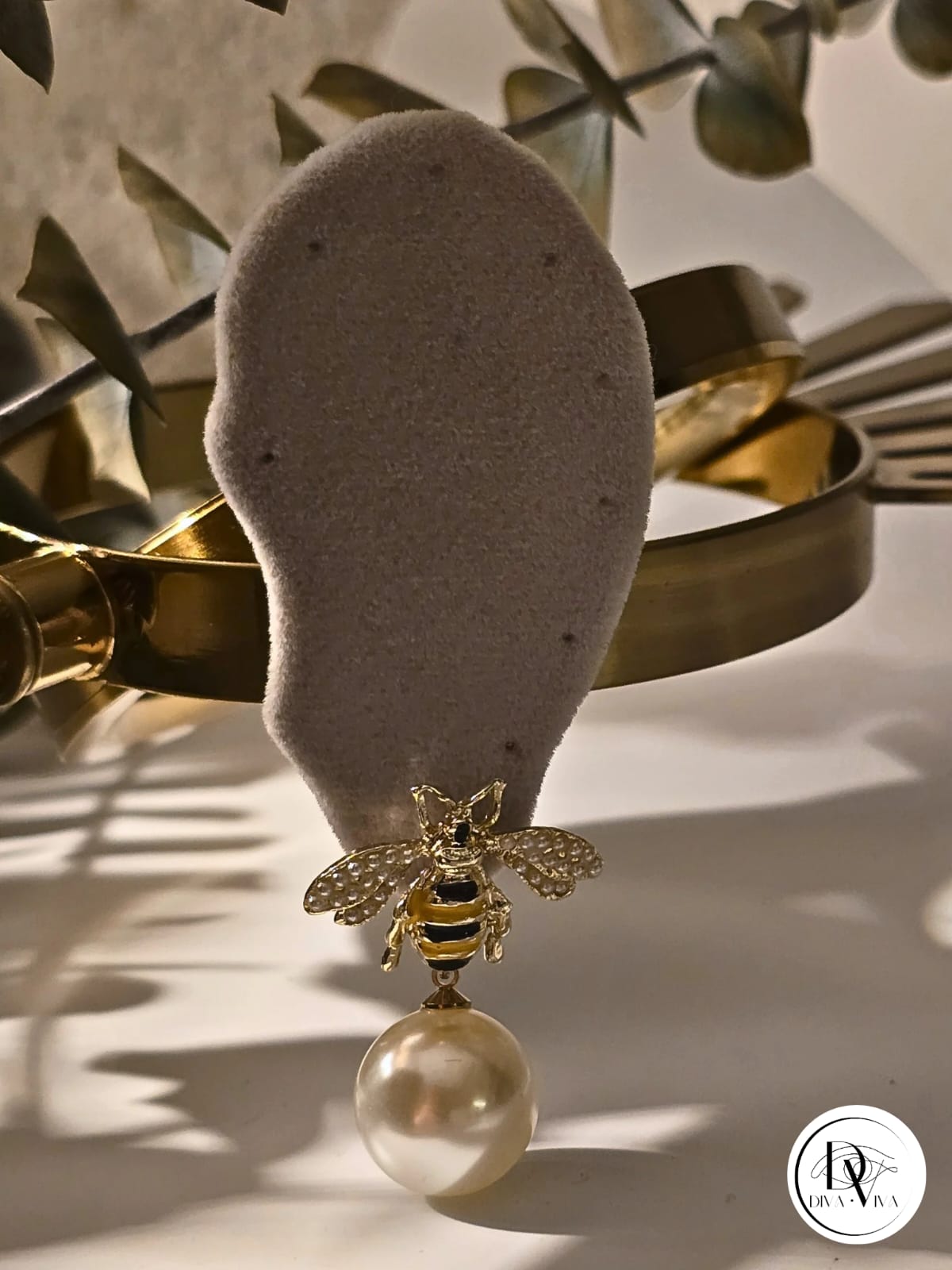 Glow Earrings – Gold Kaplama İnci Detaylı Arı Küpe (KOD-337)