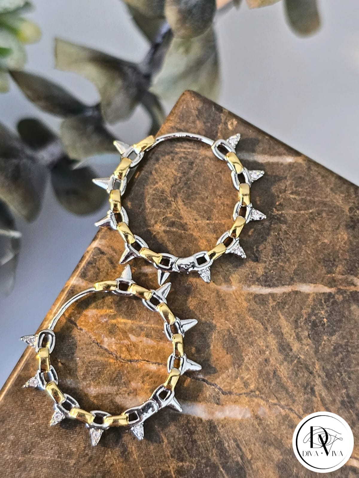 Glow Earrings – Silver Kaplama Taş Detaylı Halka Küpe (KOD-326)