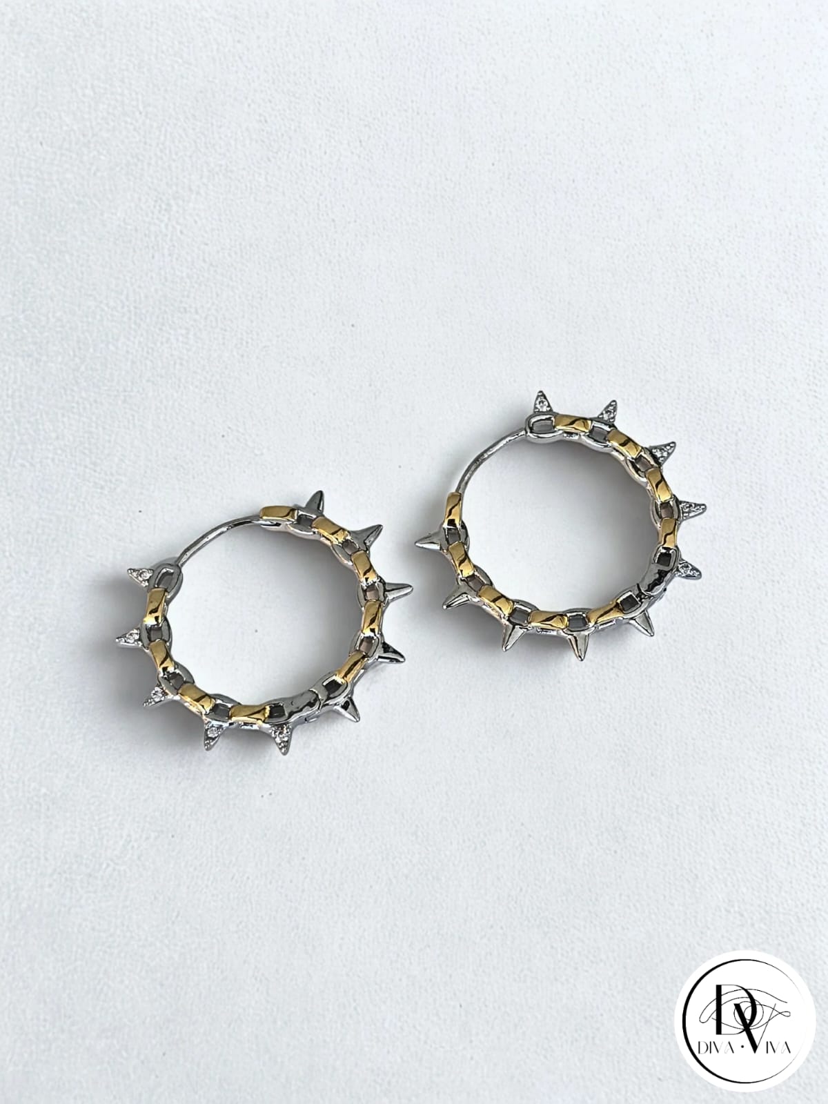 Glow Earrings – Silver Kaplama Taş Detaylı Halka Küpe (KOD-326)