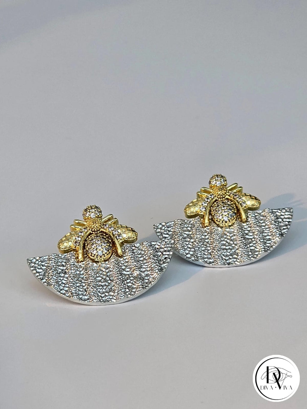 Glow Earrings – Gold Kaplama Zirkon Detaylı Arı Küpe (KOD-318)