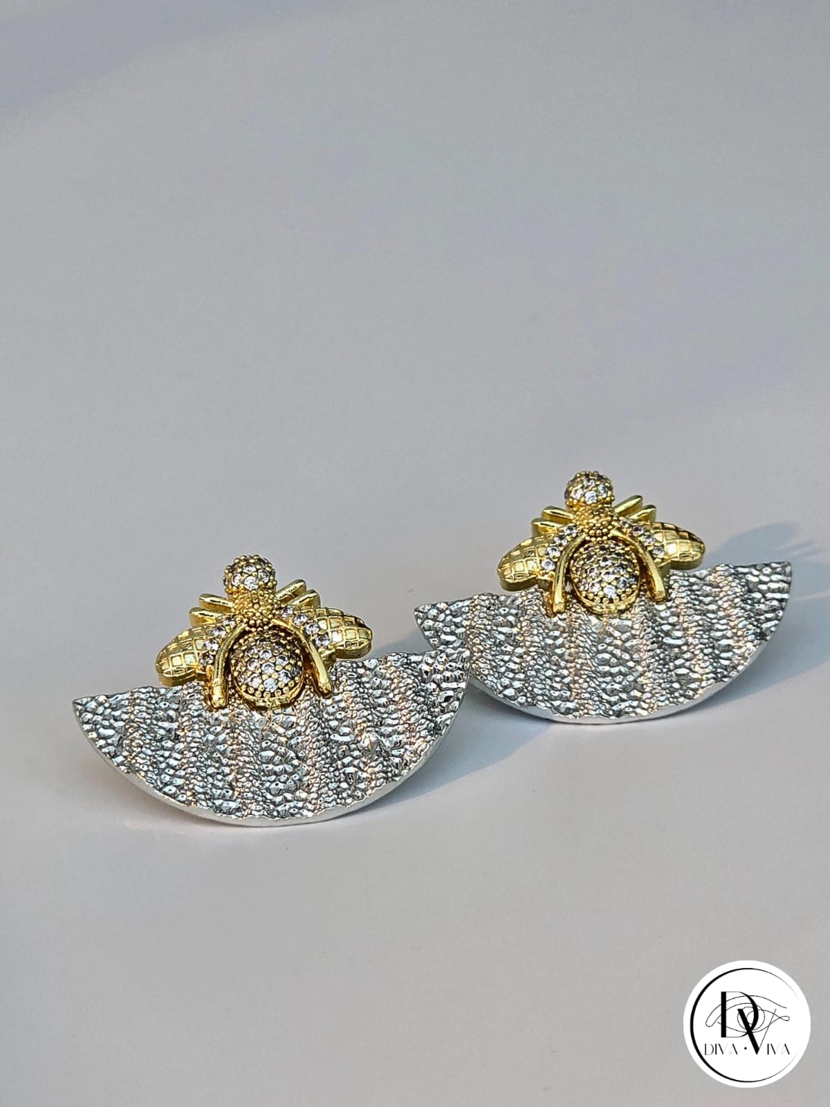 Glow Earrings – Gold Kaplama Zirkon Detaylı Arı Küpe (KOD-318)