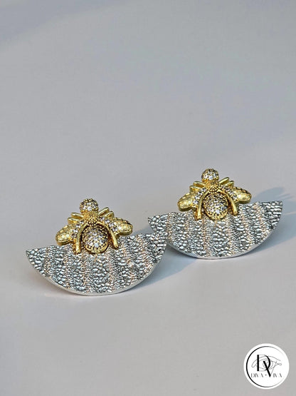 Glow Earrings – Gold Kaplama Zirkon Detaylı Arı Küpe (KOD-318)