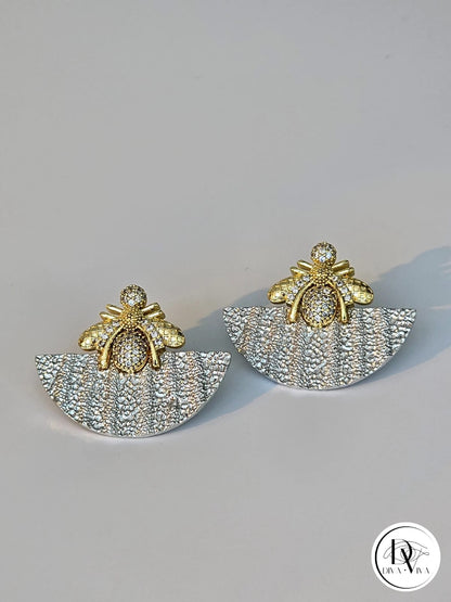 Glow Earrings – Gold Kaplama Zirkon Detaylı Arı Küpe (KOD-318)