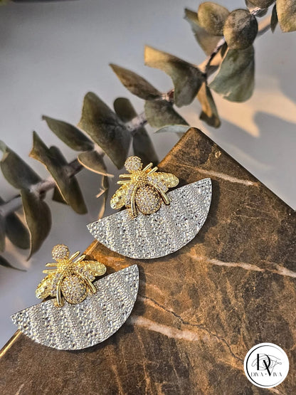 Glow Earrings – Gold Kaplama Zirkon Detaylı Arı Küpe (KOD-318)