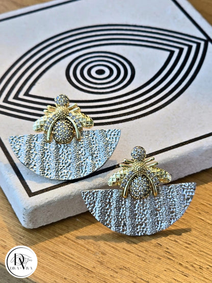 Glow Earrings – Gold Kaplama Zirkon Detaylı Arı Küpe (KOD-318)