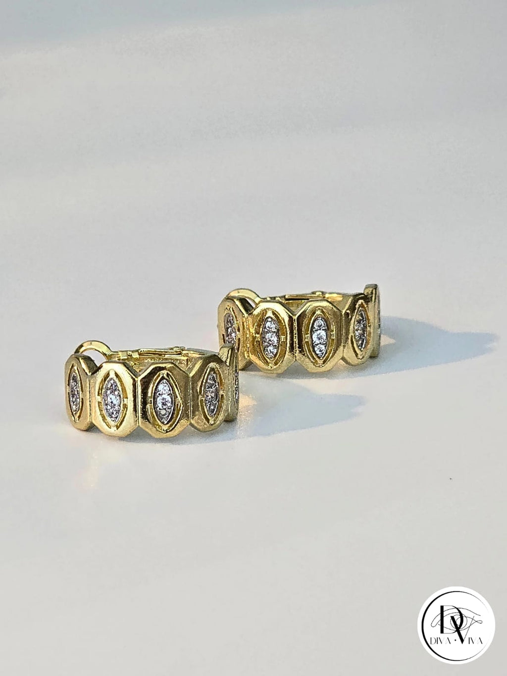 Glow Earrings – Gold Kaplama Zirkon Detaylı Küpe (KOD-317)