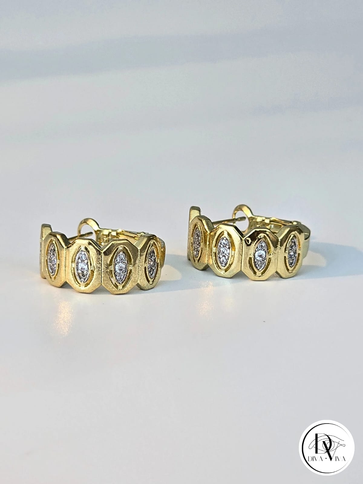 Glow Earrings – Gold Kaplama Zirkon Detaylı Küpe (KOD-317)
