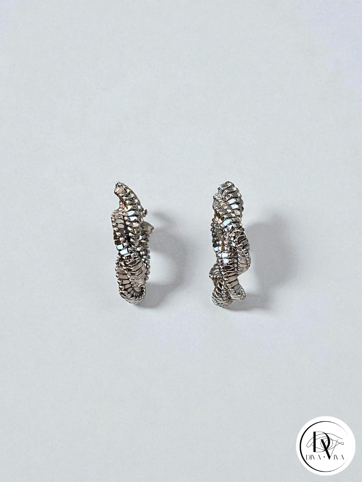 Glow Earrings – Işıltılı Burgu Küpe (KOD-363)