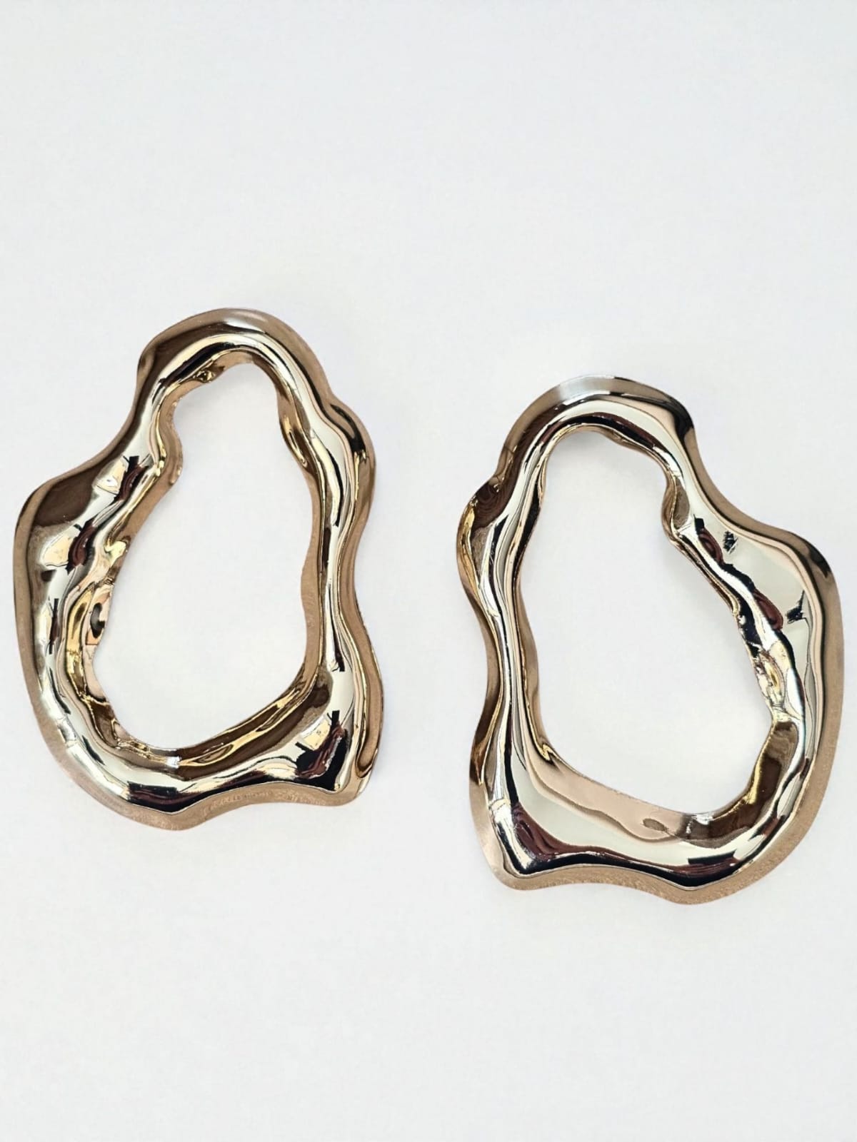 Wave Bold – Büyük Dalgalı Form Küpe (KOD-397)