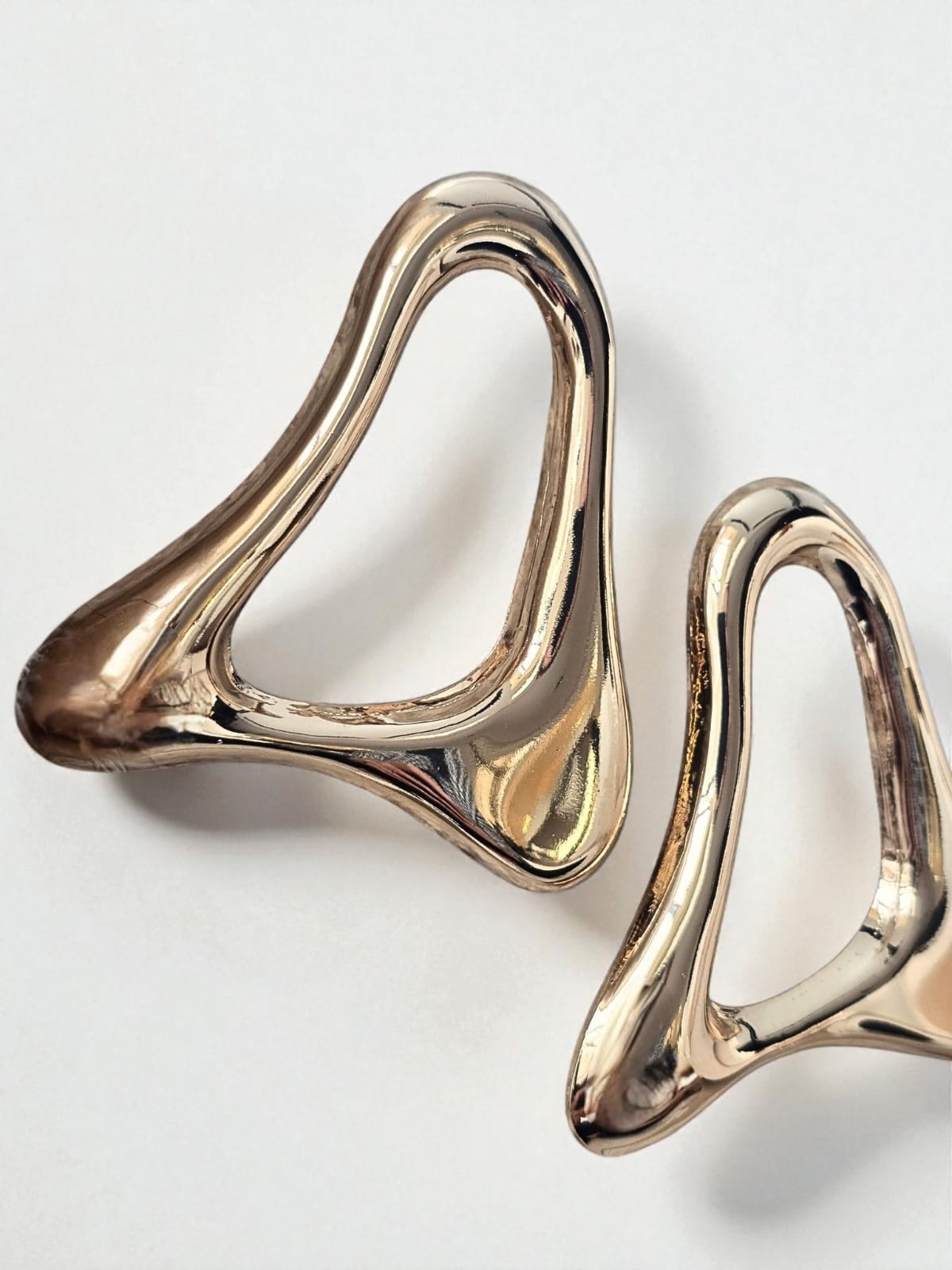 Wave Bold – Büyük Dalgalı Form Küpe (KOD-396)