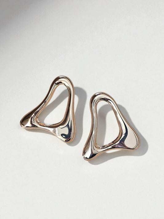 Wave Bold – Büyük Dalgalı Form Küpe (KOD-396)