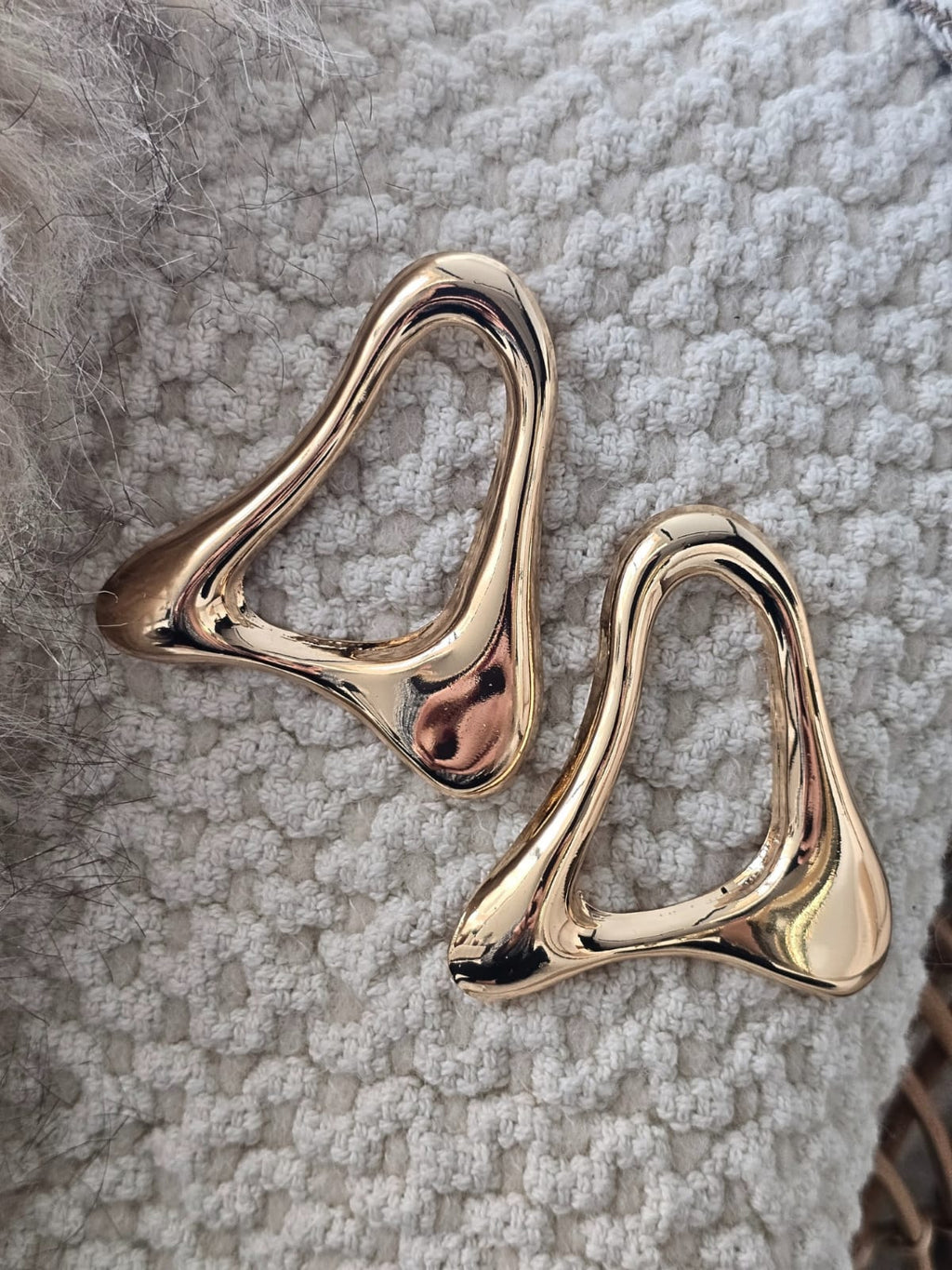 Wave Bold – Büyük Dalgalı Form Küpe (KOD-396)