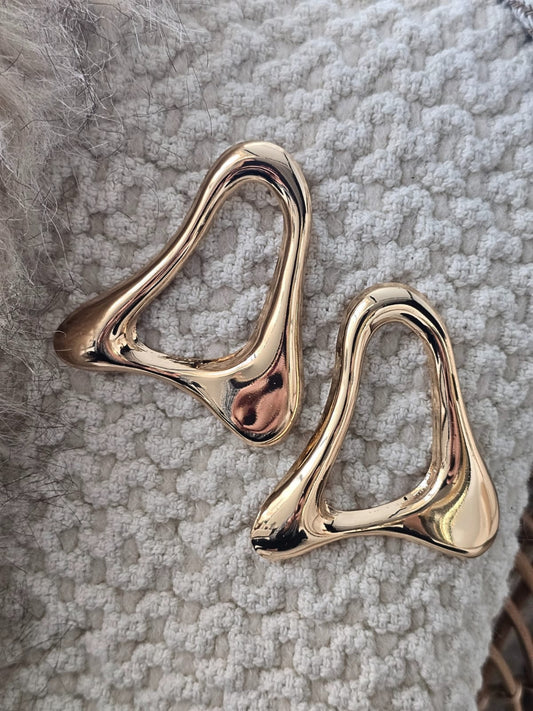 Wave Bold – Büyük Dalgalı Form Küpe (KOD-396)