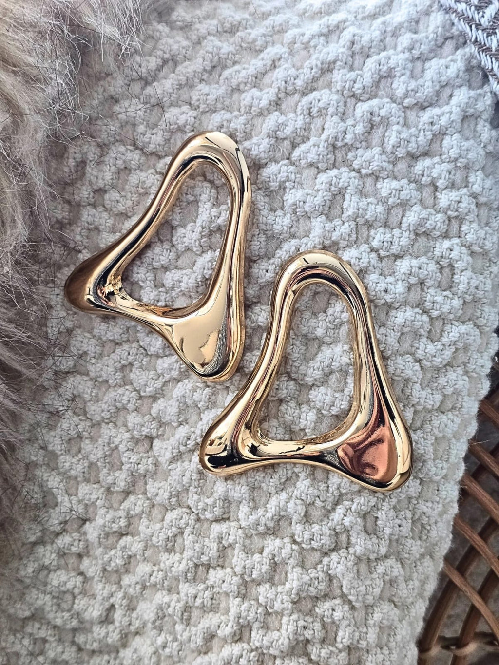 Wave Bold – Büyük Dalgalı Form Küpe (KOD-396)