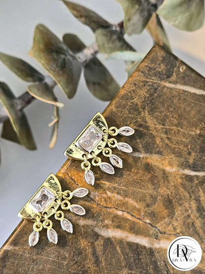 Glow Earrings – Gold Kaplama Mini Sallantılı Taş Detaylı Küpe (KOD-321)