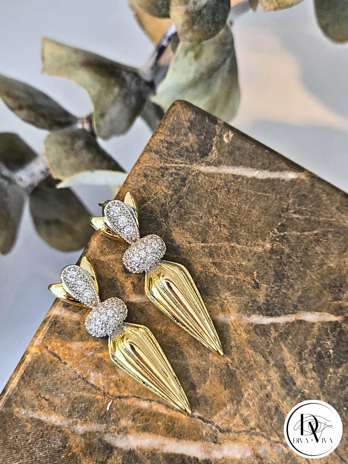 Glow Earrings – Gold Kaplama Taş Detaylı Diken Küpe (KOD-324)