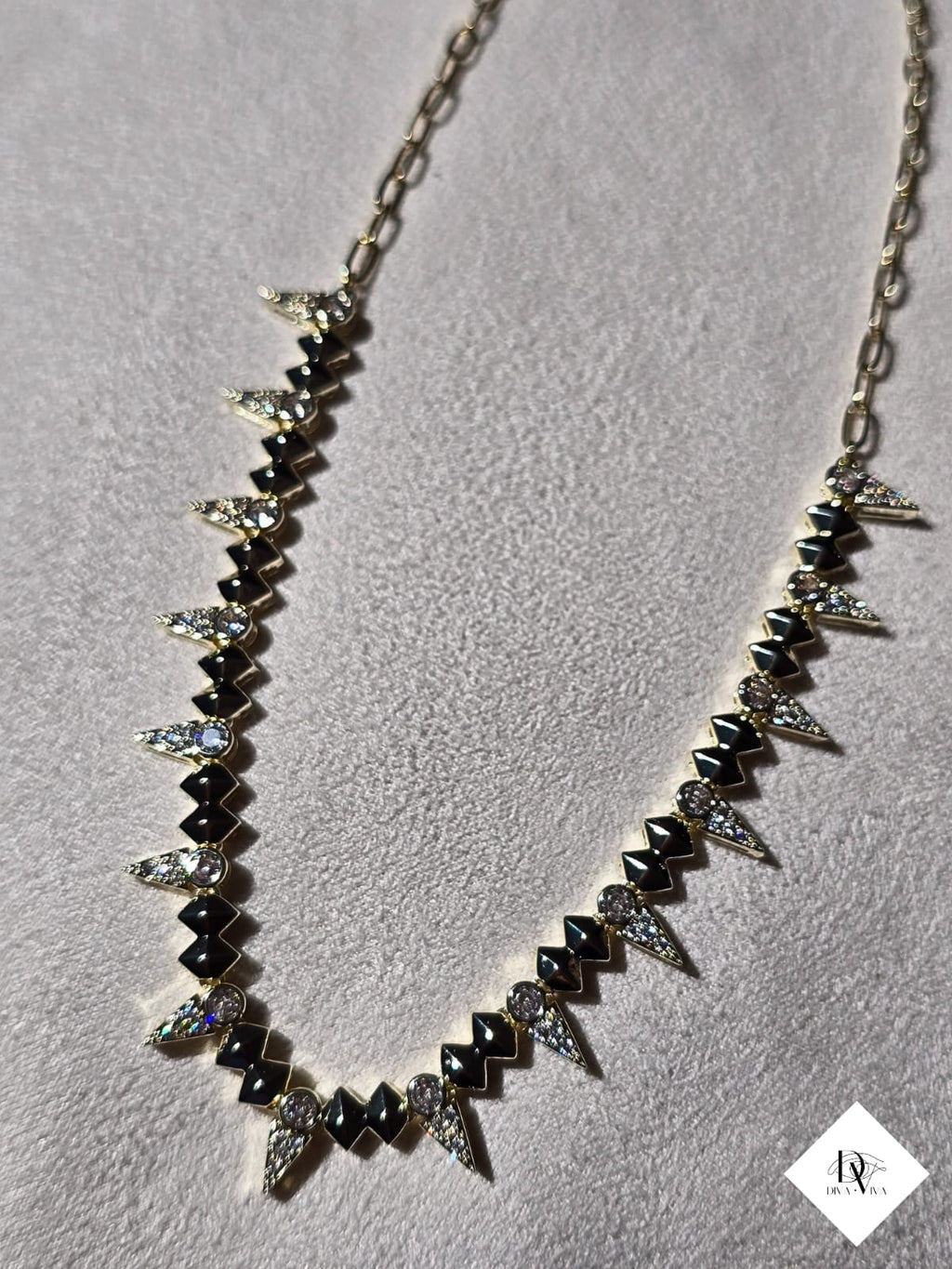 Lyra - Üçgen Diken Zirkon Detaylı Kolye (KOD-301)