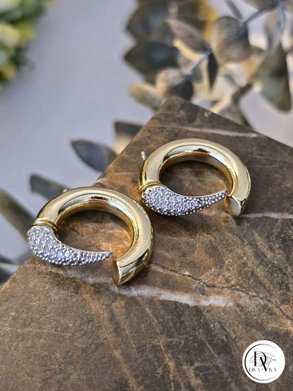 Glow Earrings – Gold Kaplama Taş Detaylı Tasarım Küpe (KOD-340)