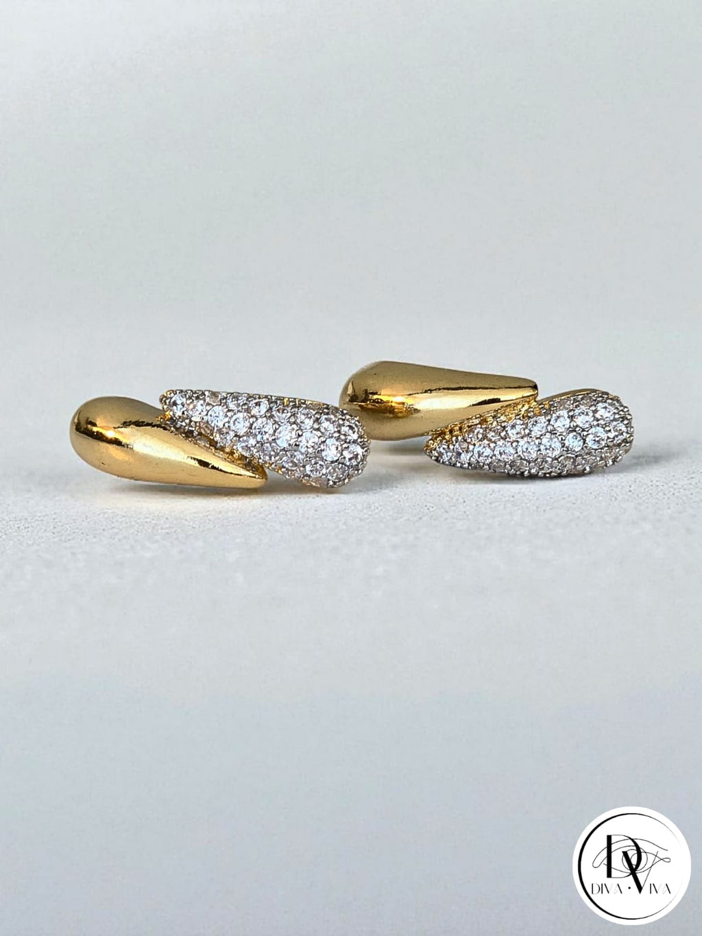 Glow Earrings – Gold Kaplama Sarmal Taş Detaylı Küpe (KOD-323)