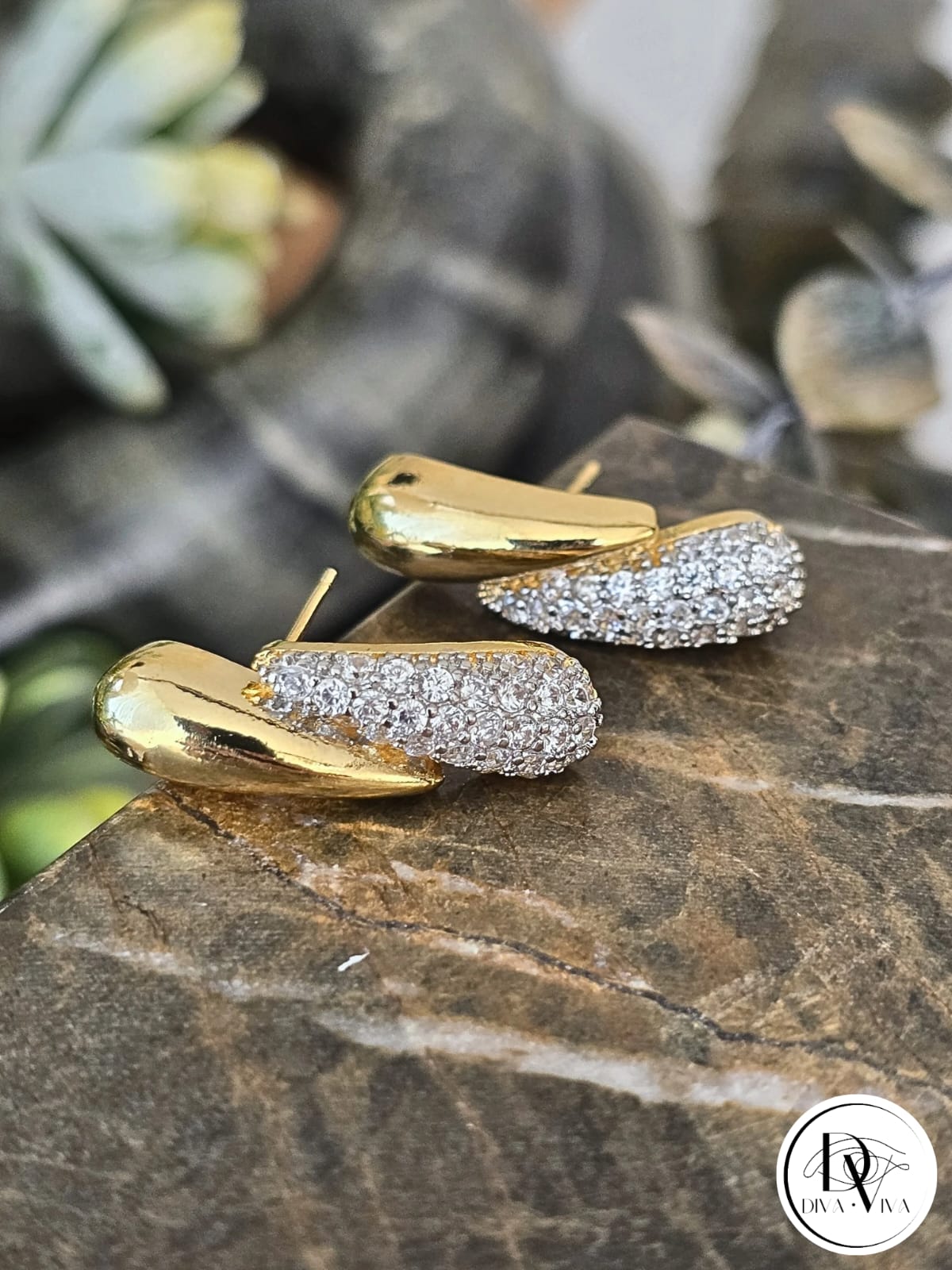 Glow Earrings – Gold Kaplama Sarmal Taş Detaylı Küpe (KOD-323)