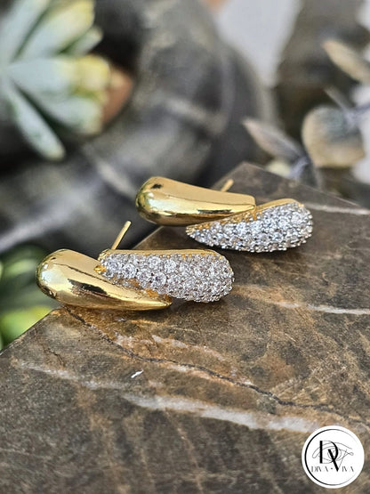 Glow Earrings – Gold Kaplama Sarmal Taş Detaylı Küpe (KOD-323)