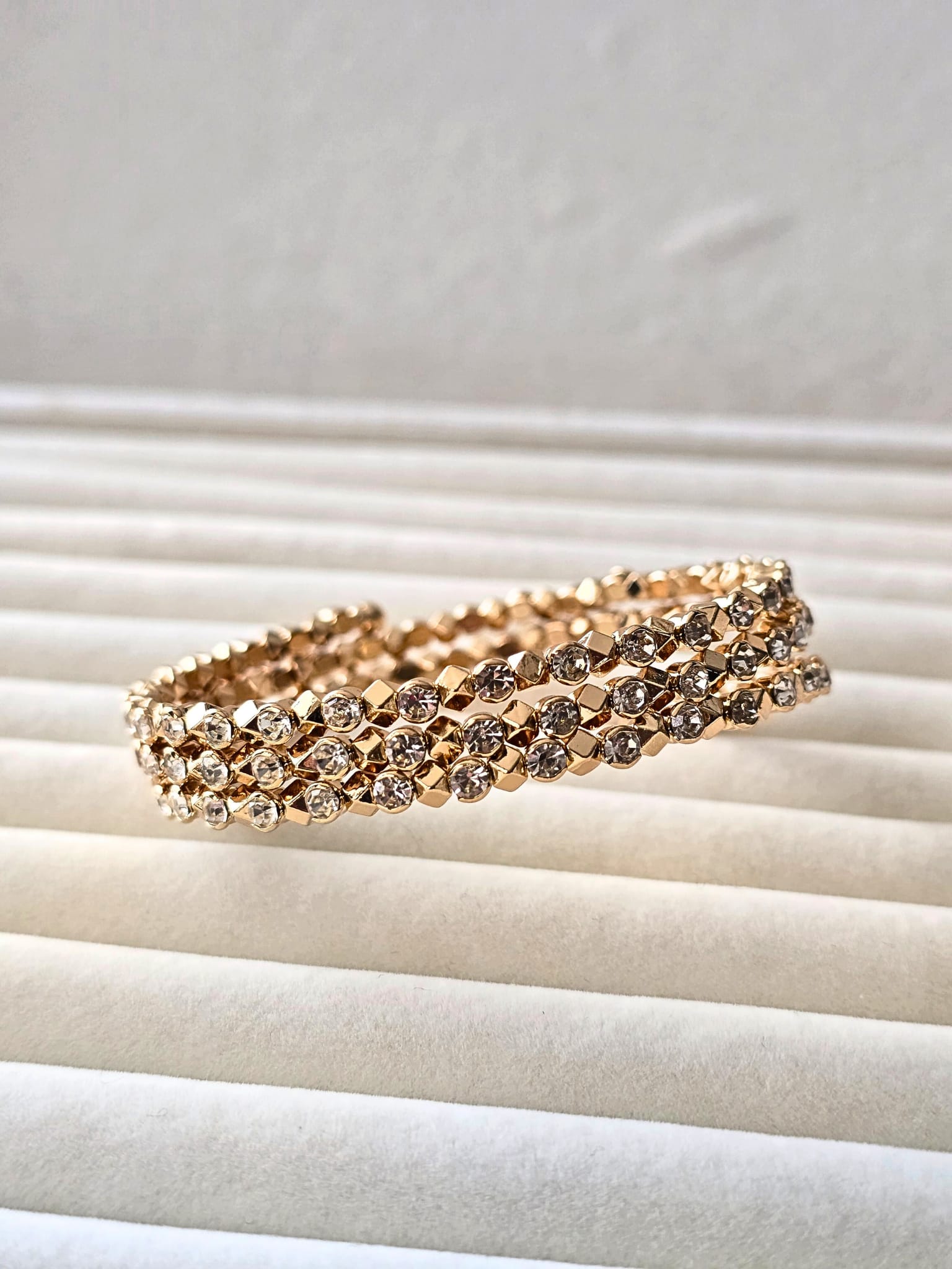 Crystal Glow Sarmal Küp Detaylı Bileklik (KOD-452)