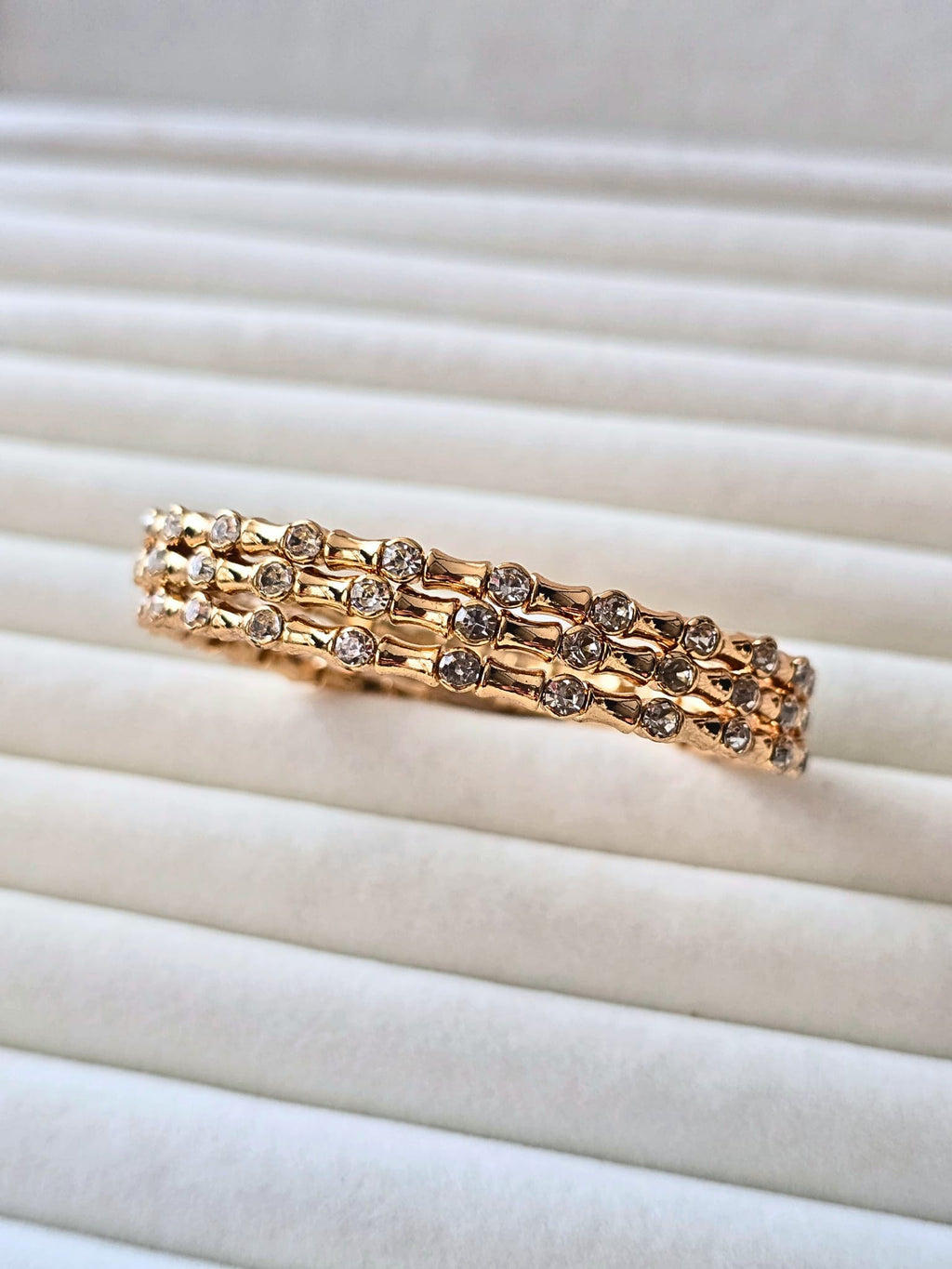 Crystal Glow Sarmal Silindir Detaylı Bileklik (KOD-453)